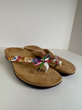 Vionic Bella II Women 8 M Sandals Floral Patent Flip Flops Slip On Beach Bow